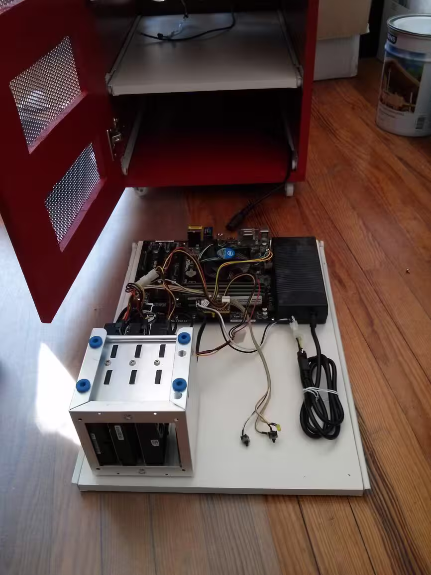 NAS 2014 avec carte mère posée dans un meuble inspiré de Red Helmer