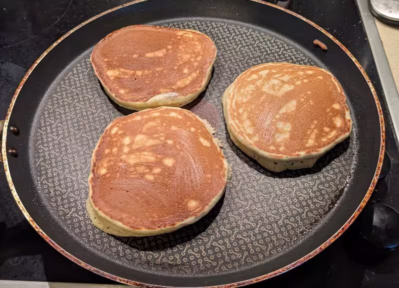 Cuisson des pancakes à la banane dans la poêle