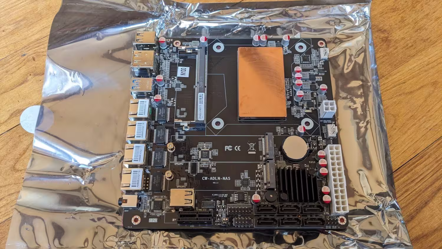 Carte mère Intel N100 installée avec sa surface de refroidissement en cuivre