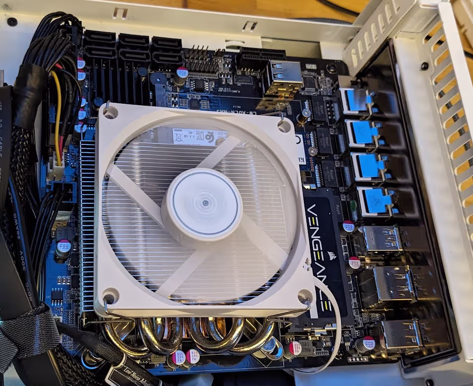Ventirad low profile installé sur le processeur Intel N100